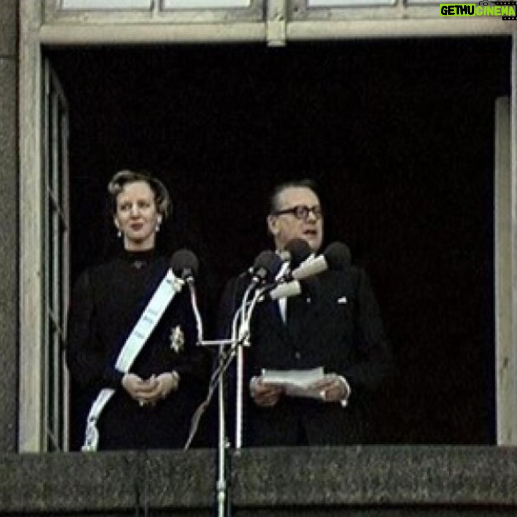 Ellen Hillingsø - 4.7K Likes - I morgen d.14 januar 2024 træder Dronning Margrethe d.2 tilbage efter 52 år på tronen “ Guds hjælp , folkets kærlighed, Danmarks styrke “ ….
Jeg var 5 år dengang i 1972 det var iskoldt. Min bror @jenshillingsoe og jeg var med vores far inde foran Christiansborg da Kronprinsesse Margrethe blev udråbt til Dronning. Der var en både sorg og forventningsfuld stemning. Kronprinsesse Margrethe’s elskede far , kongen var jo død .Jeg sad på min fars skuldre da #jensottokrag til tre verdenshjørner råbte :” Kongen er død længe leve Hendes Majestæt Dronning Margrethe d.2 “ der var helt stille og iskoldt .I morgen skal kronprins Frederik udråbes til Kong Frederik 10. Og dette sker i glæde ikke i skyggen af en elsket forældres død , det er smukt ♥️ TAK @detdanskekongehus