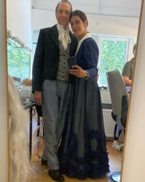 Ellen Hillingsø Instagram - Gøglere er og bliver gøglere 🎭😜.. for hvad gør man når en forestilling må lukke ned midt i en turné ??Da….Da…🎵🎶 Man laver vel en ny ?? : “ Fra regnormenes liv “ spillede sidste gang i søndags som Reading hvor den vidunderlige @prebsimax sprang ind som #heiberg og @michaelmoritzen som HCA. Sådan kunne det ikke fortsætte så ..omstillings parate og villige , som sande gøglere JO er lagde @michaelmoritzen og jeg hovederne i blød for sjov sagde Mich : “ Vi læser #argurney ‘s “ Kærestebreve “ fra 1989 teaterchef @kasperwilton  råbte “ Ka’ i så komme igang “… #bentekongsbøl @klovnebus blev kaldt ind , vi havde første prøvedag mandag , generalprøve tirsdag og premiere igår i Helsingør 😅… @michaelmoritzen og jeg lægger os YDMYGT i store danske skuespillere som #ebberodhe #bodilkjær #bentmejding og #sussewolds @sussewold slipstrøm. Vi lover vi gør os umage og sender ovenstående koryfæer kærlige og beundrende tanker når vi fra i dag tager #gøglerekspressen rundt i landet med #kærestebreve de næste 2 uger ….🎭🎭🎭🎭♥️ @michaelmoritzen @klovnebus @folketeatret_dk