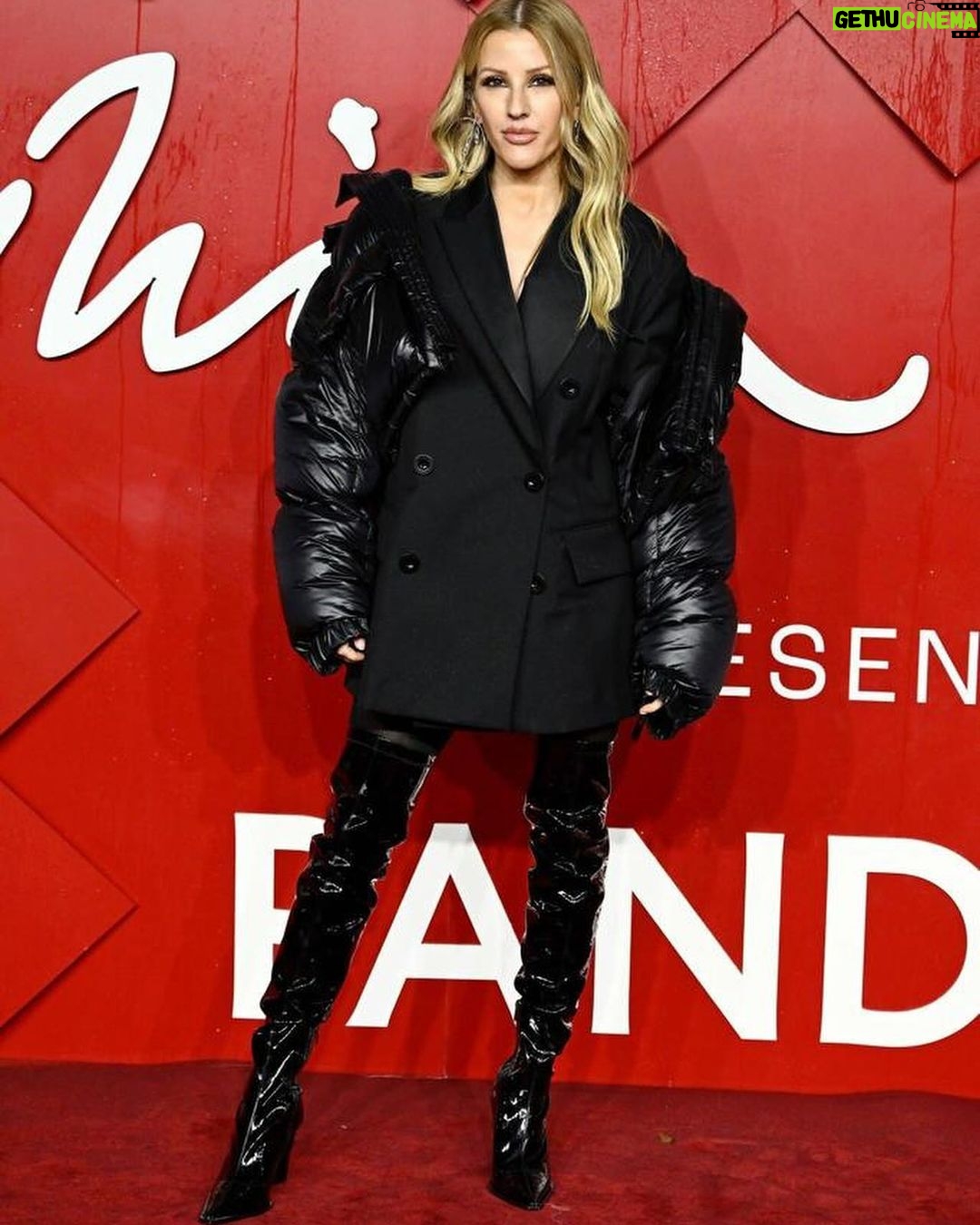 Ellie Goulding Instagram - I actually made it to #TFA’s to celebrate some of the most extraordinary talent in fashion , new and legendary 🖤 Thank you @moncler @sacaiofficial for a lovely evening @britishfashioncouncil @weareviolet @kyledevolle @piferi Royal Albert Hall