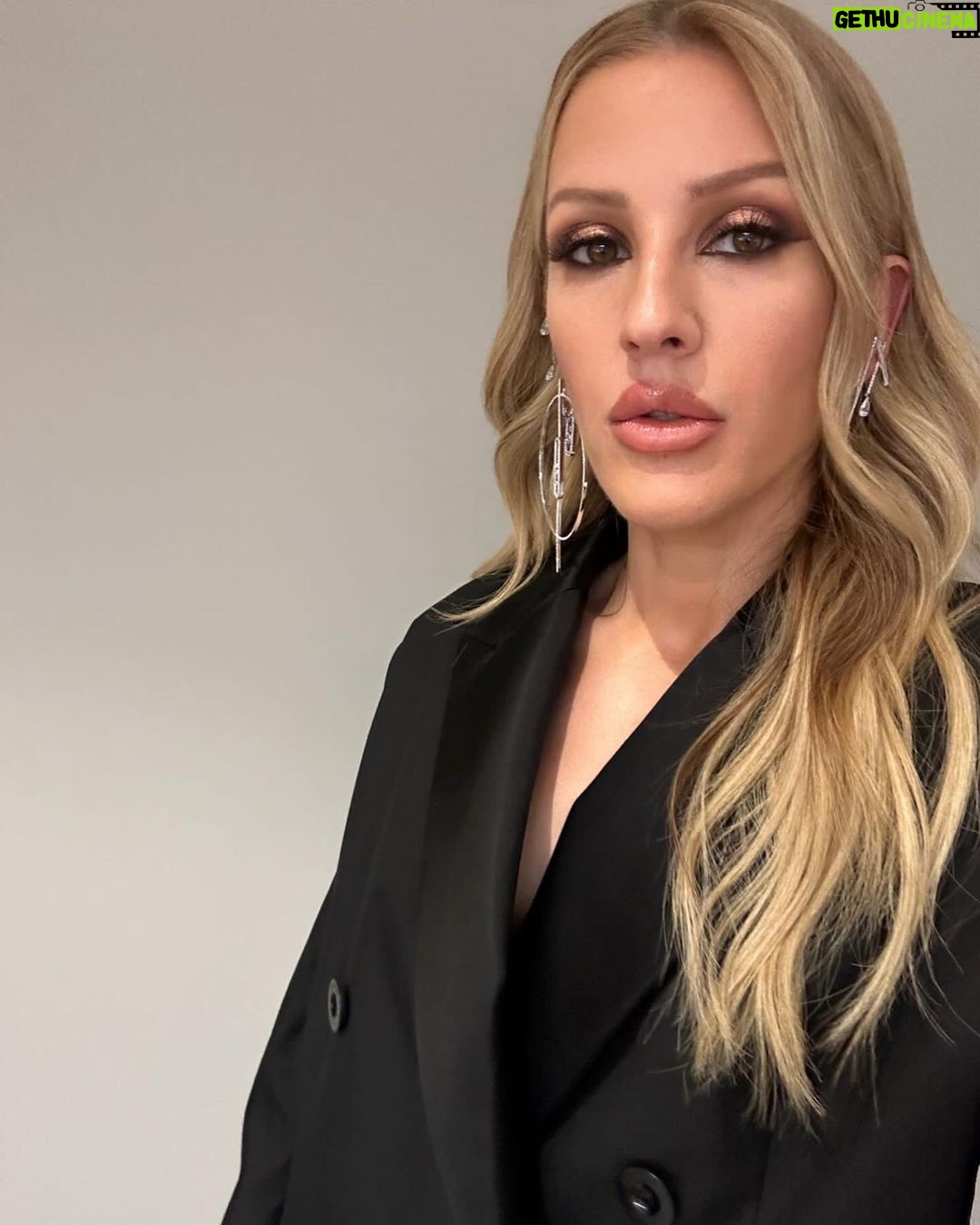 Ellie Goulding Instagram - I actually made it to #TFA’s to celebrate some of the most extraordinary talent in fashion , new and legendary 🖤 Thank you @moncler @sacaiofficial for a lovely evening @britishfashioncouncil @weareviolet @kyledevolle @piferi Royal Albert Hall