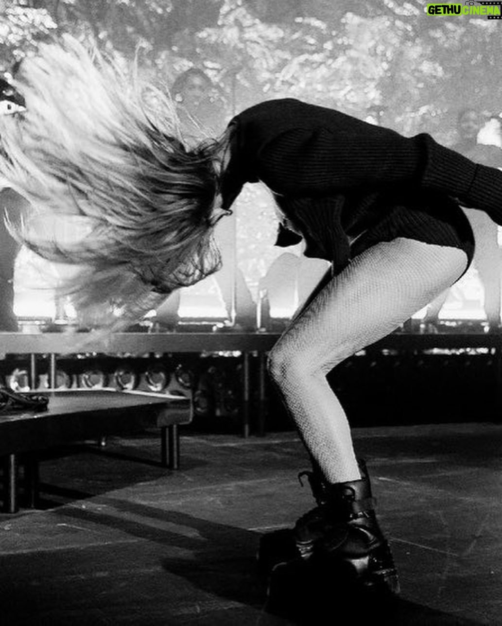 Ellie Goulding Instagram - London/ Home 💫 @marcjacobs