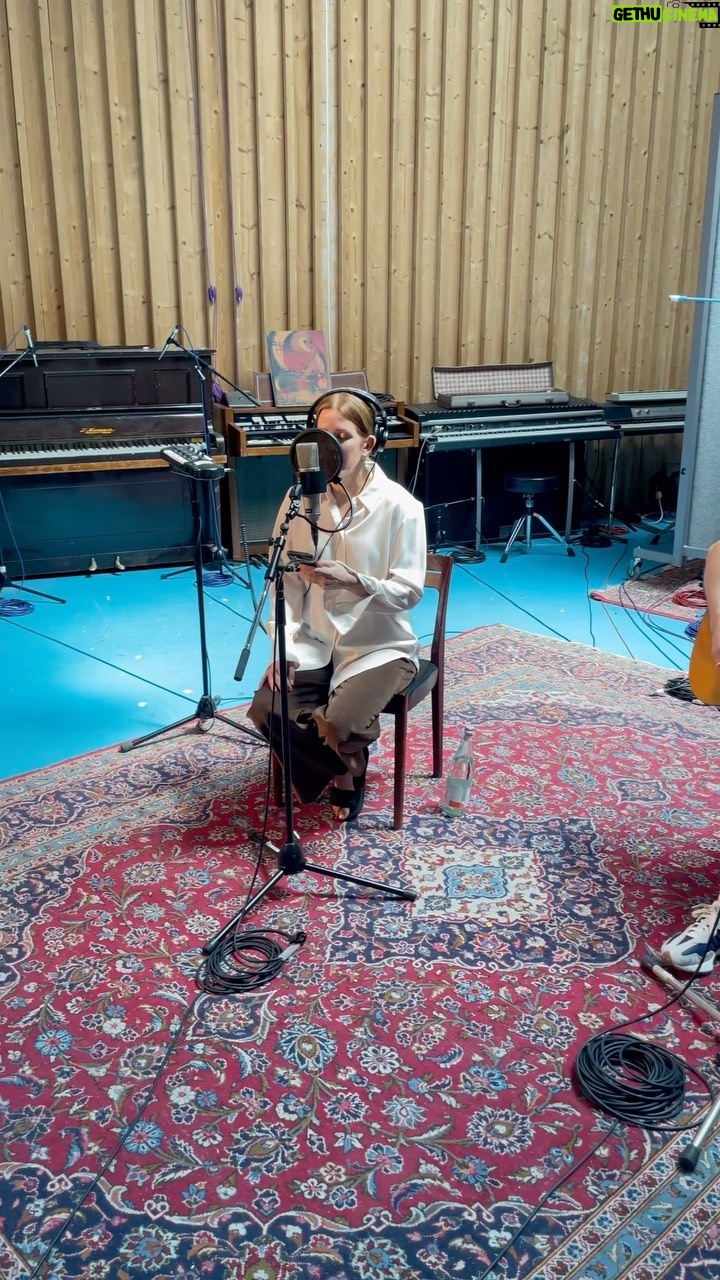 Ellie Goulding Instagram - Covered one of my favourite new songs … and re recorded a song from Halcyon- but which one?! Ooooo! 😄