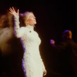 Ellie Goulding Instagram - Night one at the @kingsbklyn with The Wordless music Orchestra and conducted by Derrick Skye ✨✨✨ This has been my career-long dream, and to start at one of the most iconic venues in the world was so overwhelming I actually couldn’t stop laughing on stage at how incredible it all was. I am so lucky to do what I do and work with such great talent. Wearing @carolinaherrera Hair @davidvoncannon Make up @misha212 📷 @nicolemago / @juliadrummond