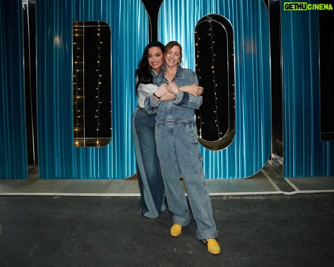 Ellie Goulding Instagram - Reunited and it feels so good @katyperry 💫 tune into the @americanidol #grandfinale tonight from 8pm ET/5pm PT x