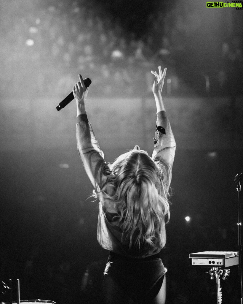 Ellie Goulding Instagram - Thank you so much Dublin, I missed you guys. As ever the best place to start my wee tour this year :) 💚 @jrcmccord