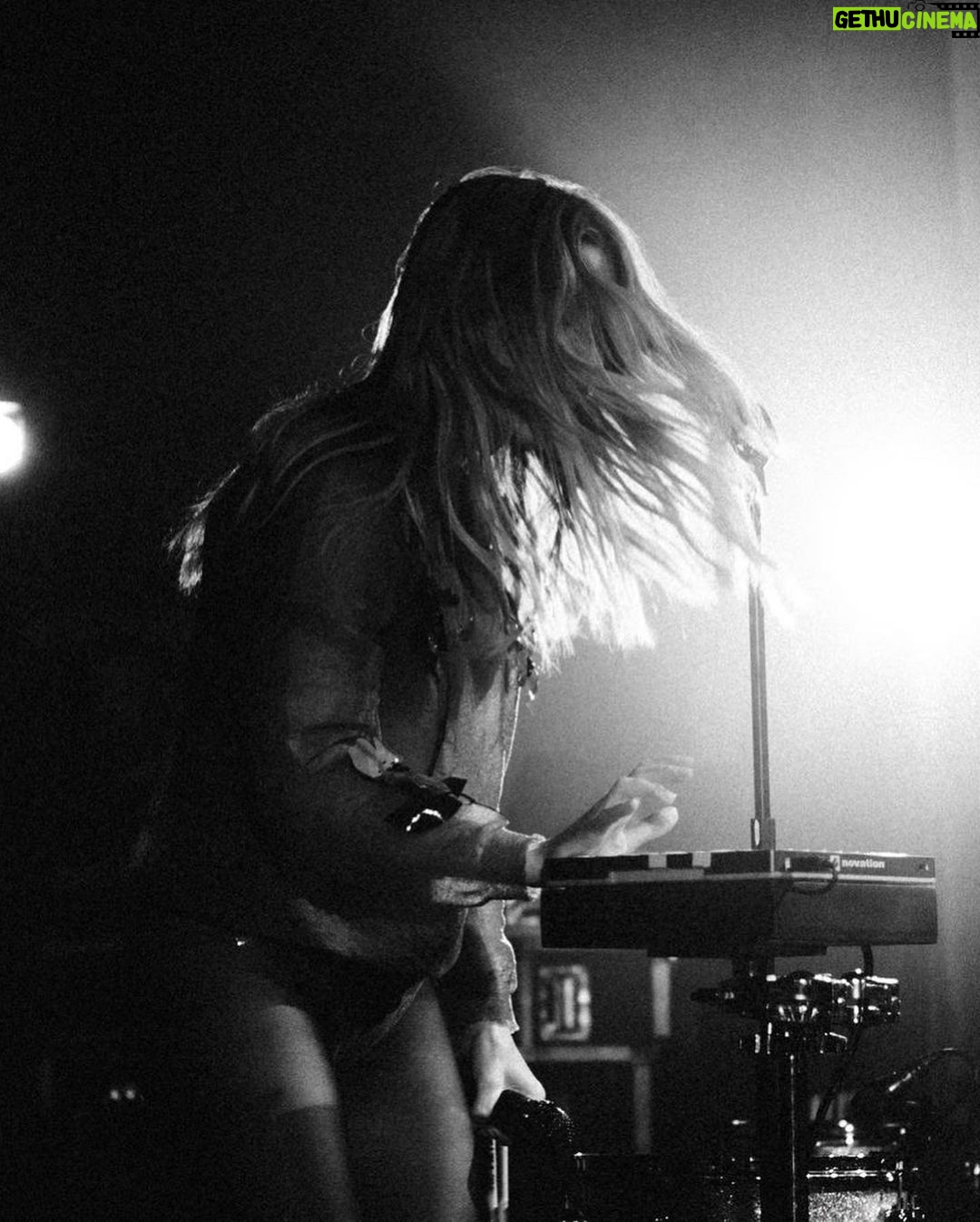 Ellie Goulding Instagram - Thank you so much Dublin, I missed you guys. As ever the best place to start my wee tour this year :) 💚 @jrcmccord