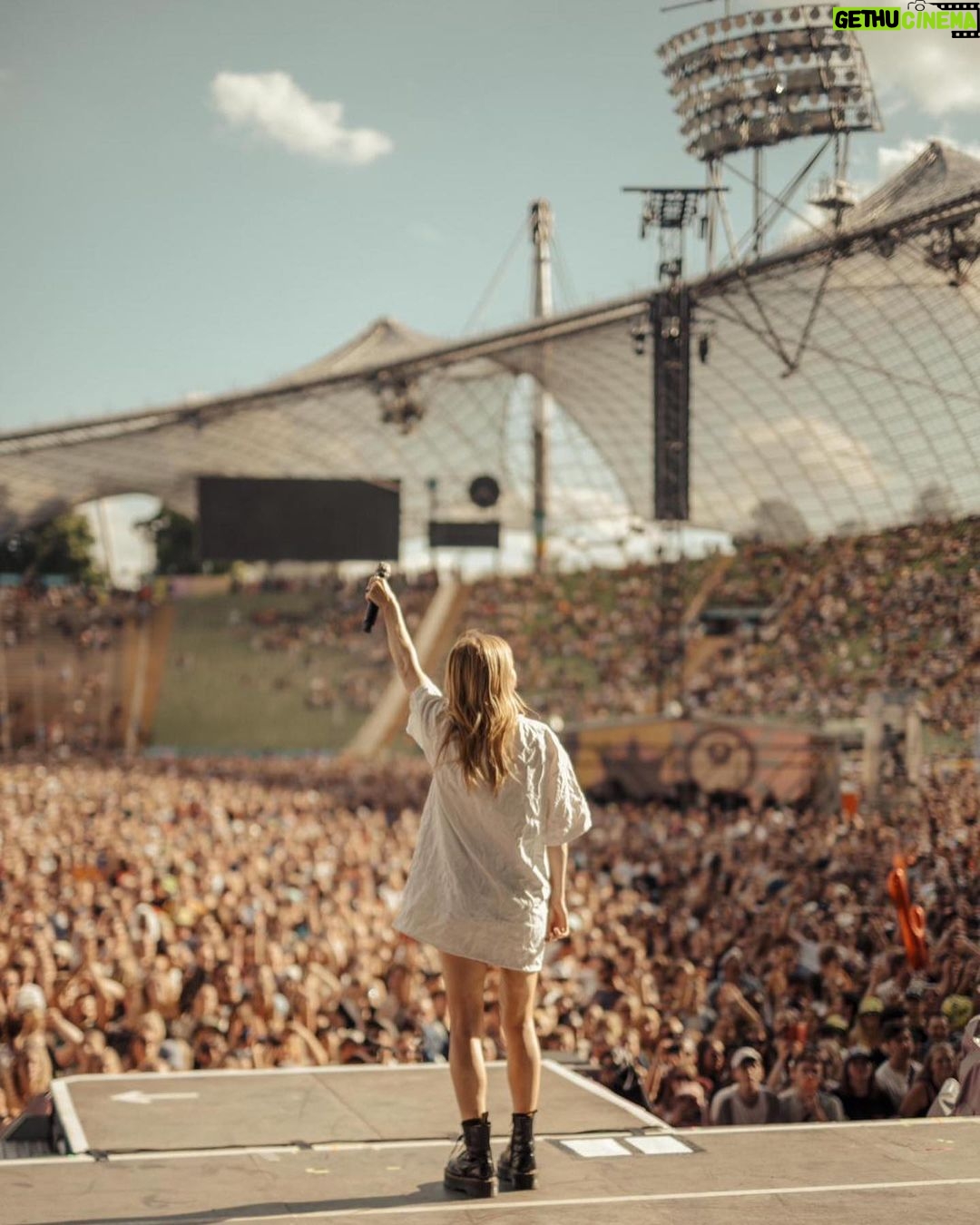Ellie Goulding Instagram - Thank you for having us, @superbloomde xx @jrcmccord