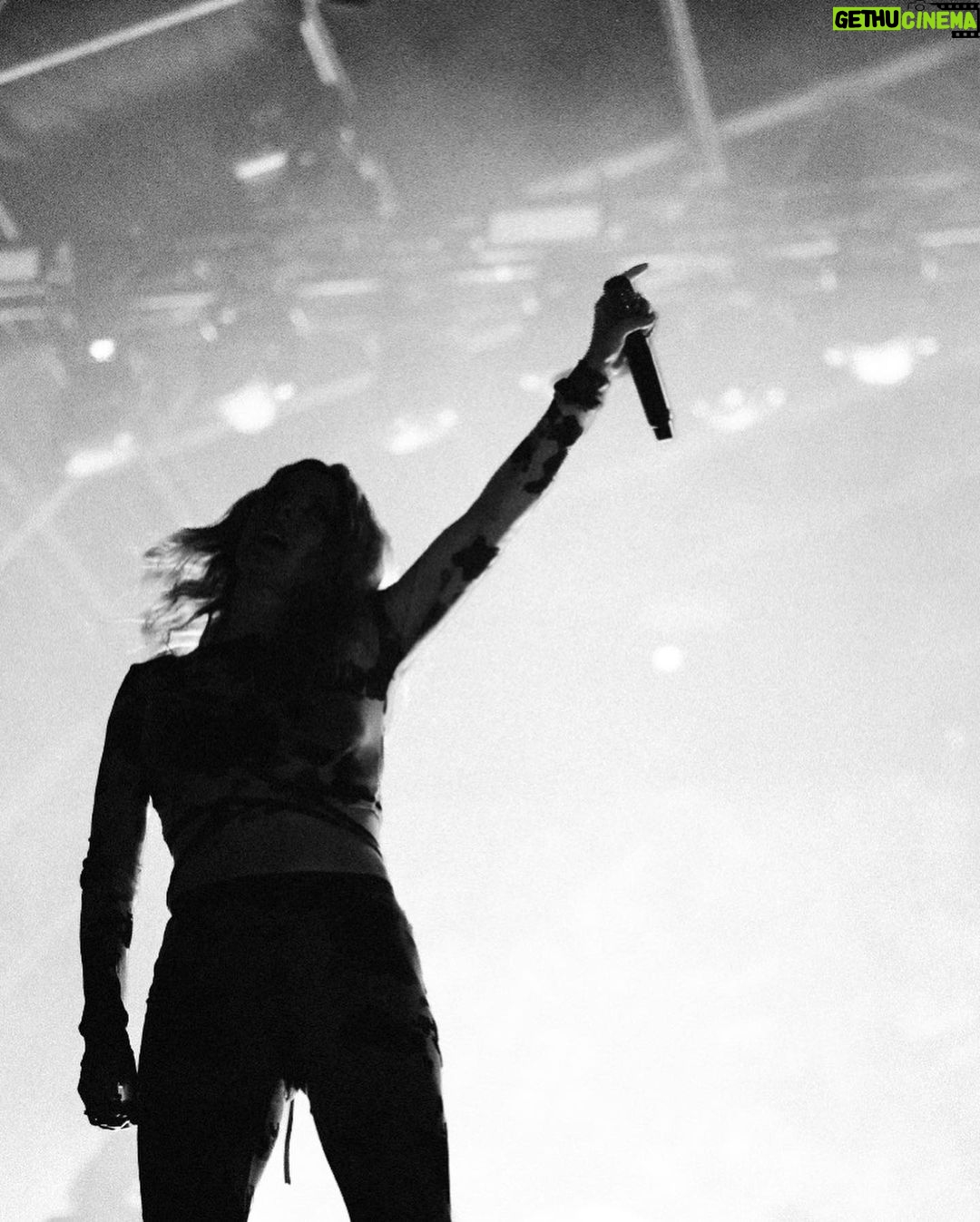 Ellie Goulding Instagram - Dump. I don’t know who needs to hear this but- keep going! Love you x