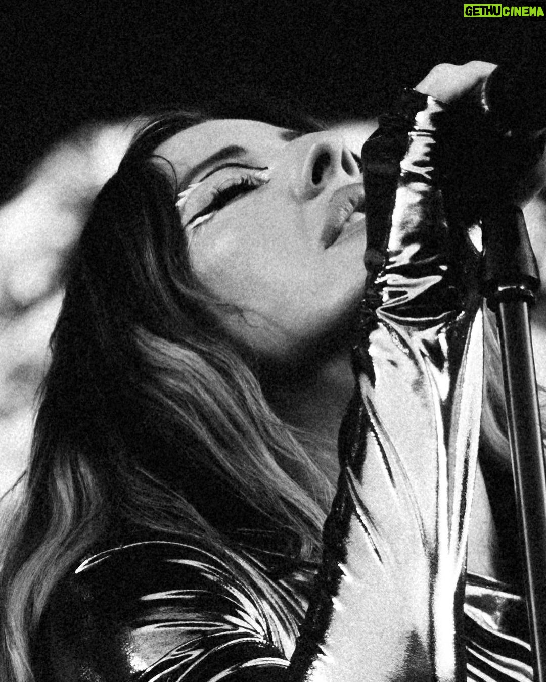 Ellie Goulding Instagram - Damn near caught fire đđŽâđ¨ âī¸đĒŠâī¸ Thanks for having me Foma . đˇ @jrcmccord @lisalaudat1