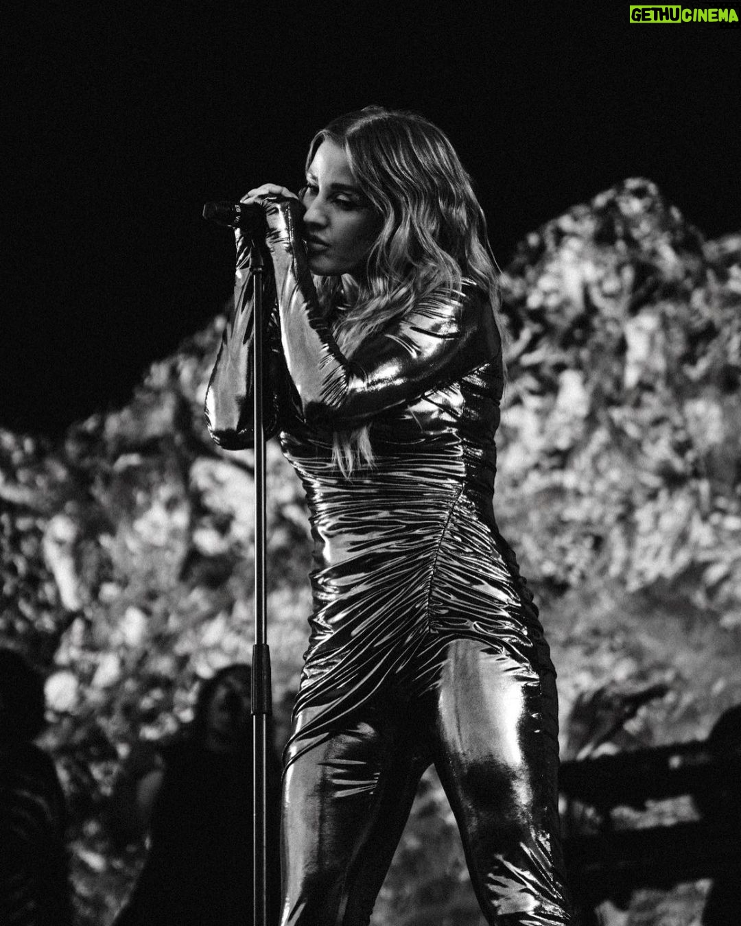Ellie Goulding Instagram - Damn near caught fire đđŽâđ¨ âī¸đĒŠâī¸ Thanks for having me Foma . đˇ @jrcmccord @lisalaudat1