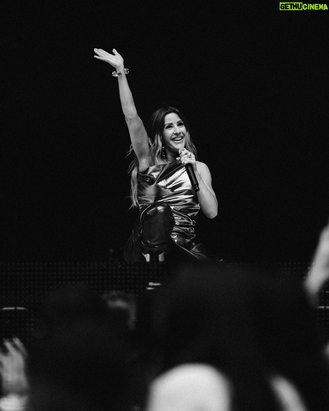 Ellie Goulding Instagram - I got my steps/ shapes in at @capitalofficial , much fun ❤️🔥❤️🔥❤️🔥❤️🔥 📷 @jrcmccord