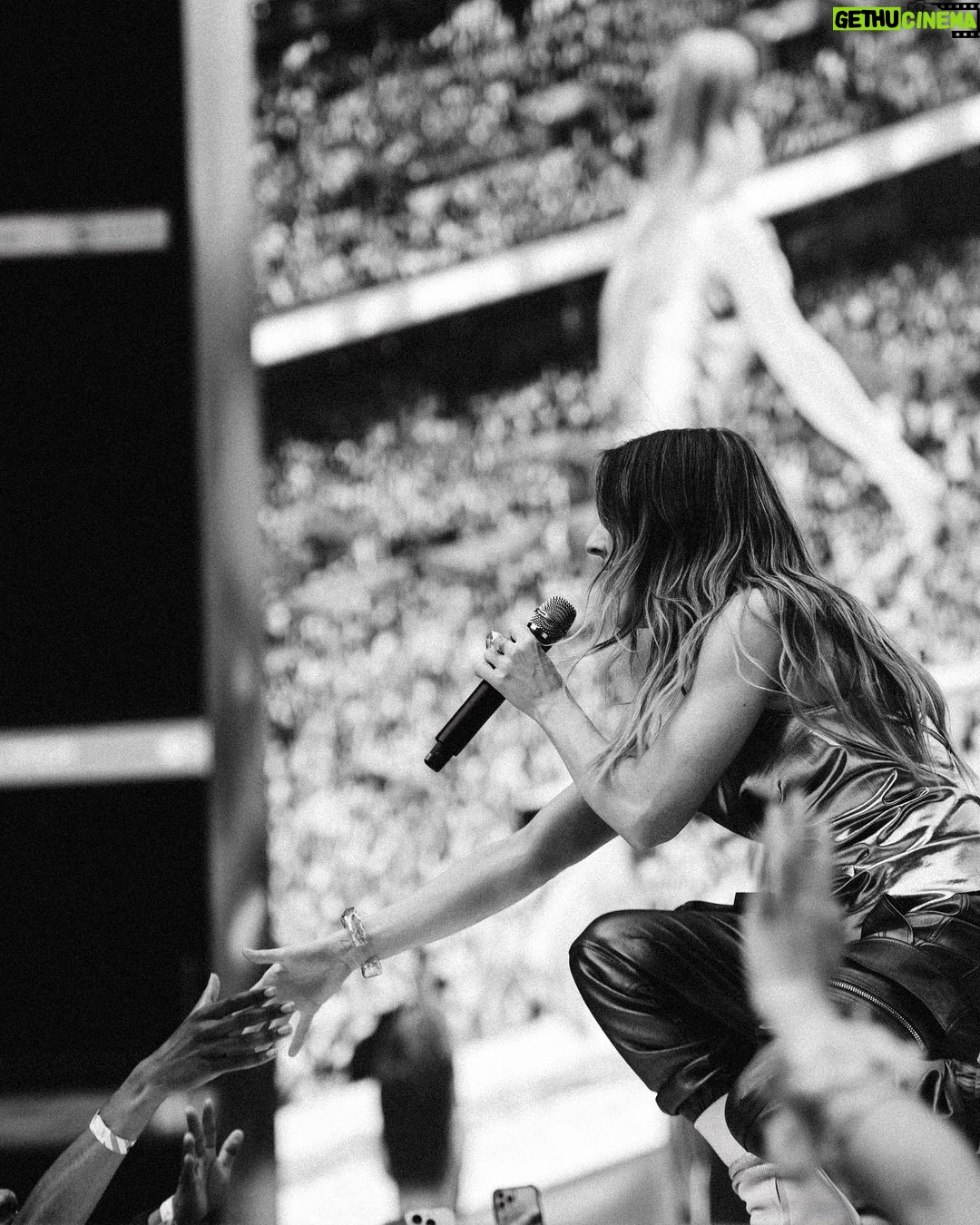 Ellie Goulding Instagram - I got my steps/ shapes in at @capitalofficial , much fun ❤️🔥❤️🔥❤️🔥❤️🔥 📷 @jrcmccord