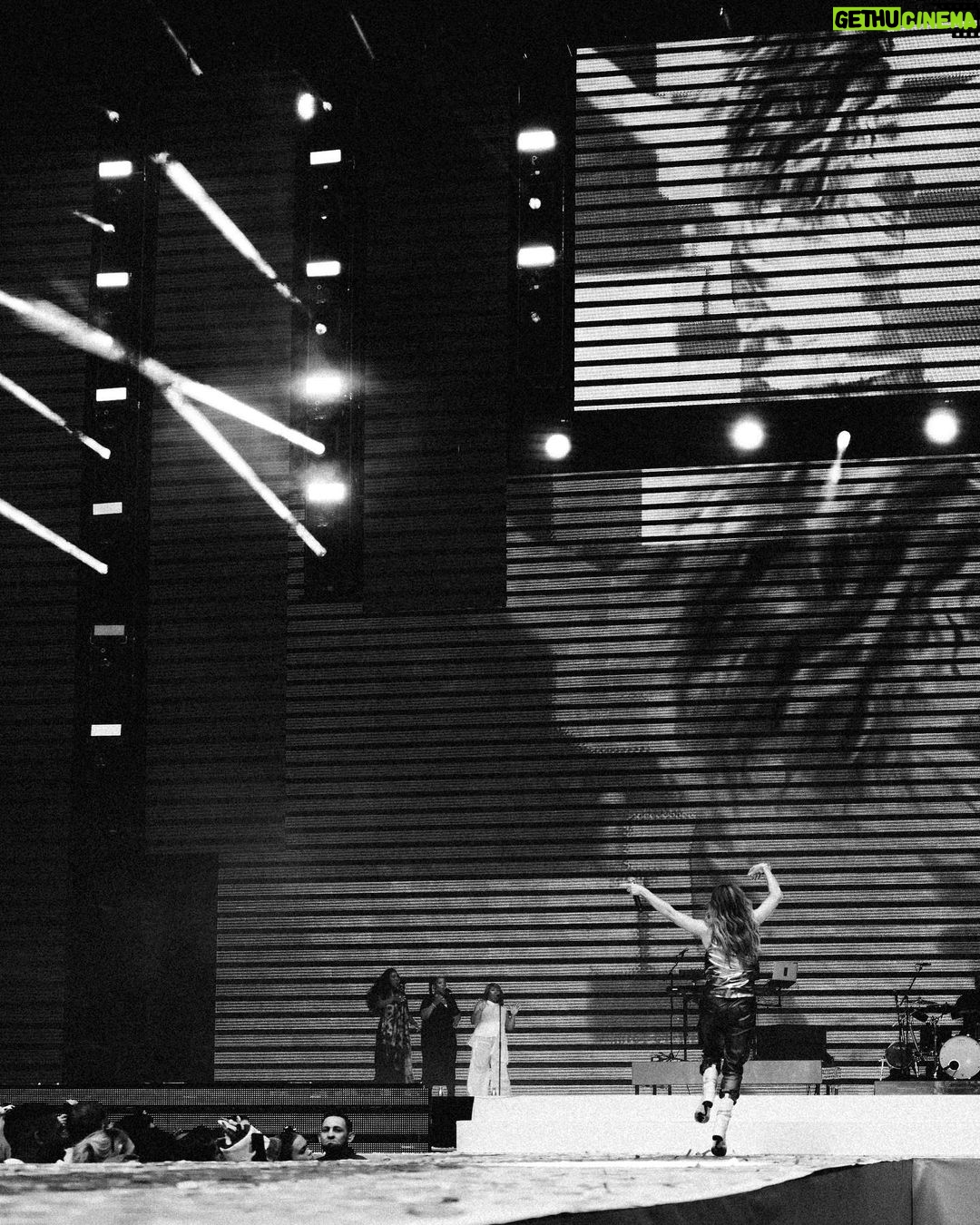 Ellie Goulding Instagram - I got my steps/ shapes in at @capitalofficial , much fun ❤️🔥❤️🔥❤️🔥❤️🔥 📷 @jrcmccord
