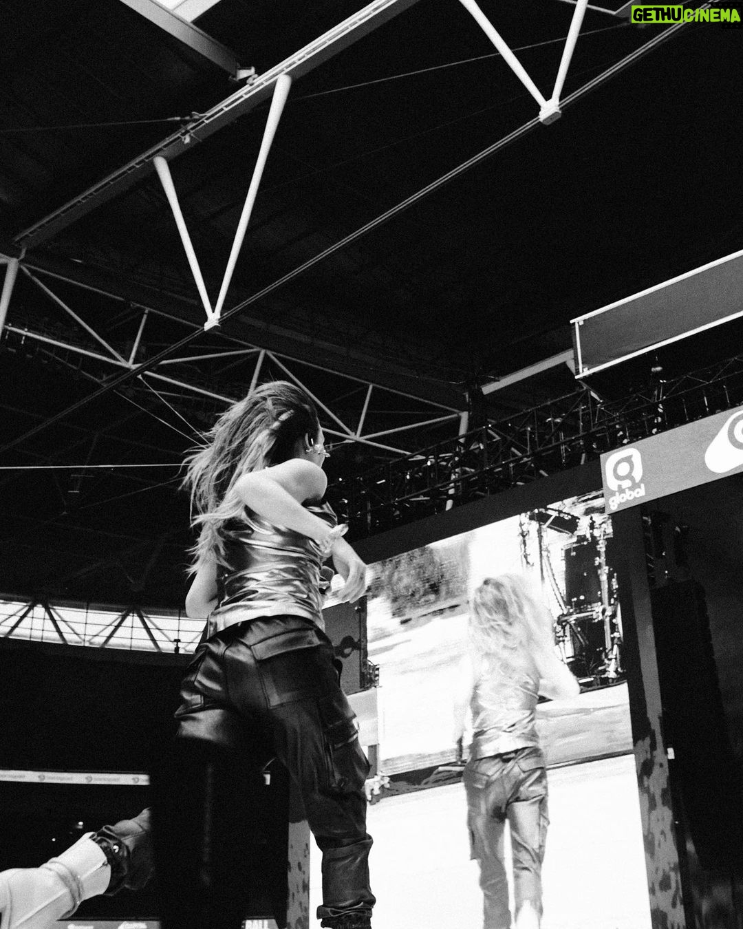 Ellie Goulding Instagram - I got my steps/ shapes in at @capitalofficial , much fun ❤️🔥❤️🔥❤️🔥❤️🔥 📷 @jrcmccord