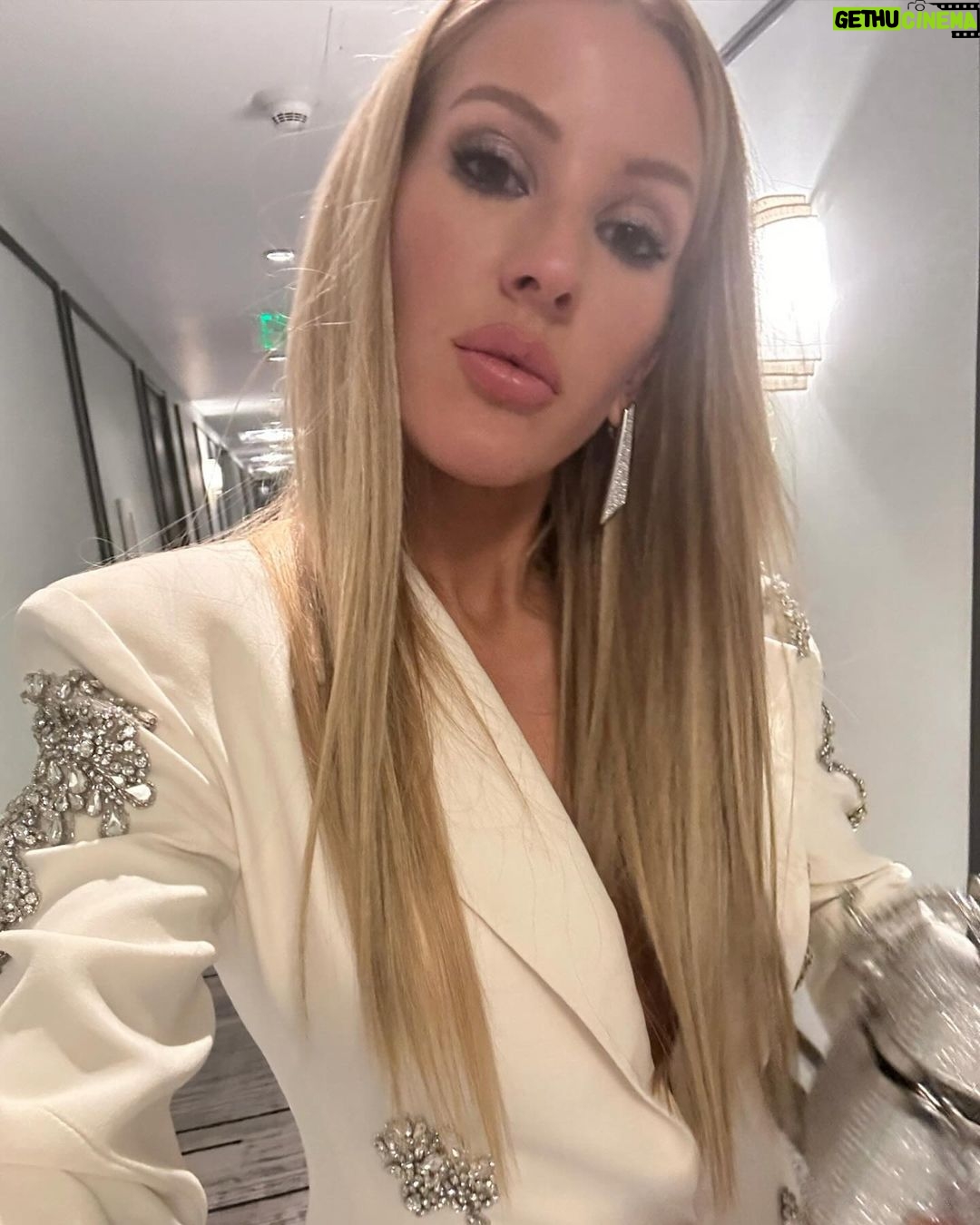 Ellie Goulding - 89.7K Likes - Clive Davies Pre-Grammys celebration with the best date in the world @honeymoon 🫠
To be in a room with some of the greatest living artists makes me feel overwhelming gratitude and pride. Thanks for having me 🤍🤍
Make up my girl @janicedaoud
Hair @rikkigash ❤️🔥
Styling @kyledevolle 🤍
