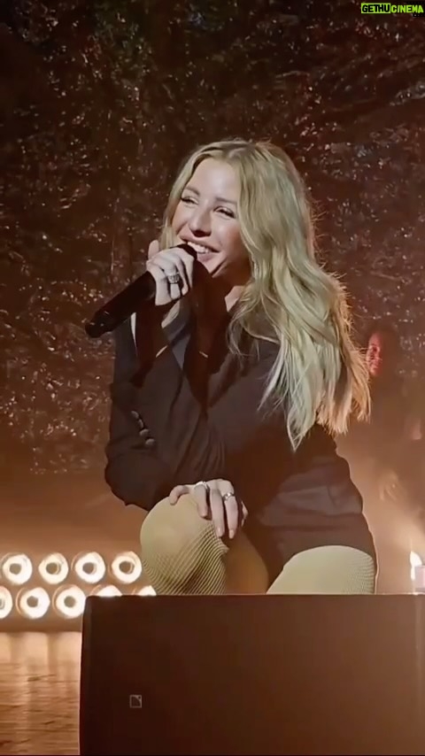 Ellie Goulding Instagram - I miss you guys making me smile like this x ❤️ Video by @archivegoulding ❤️