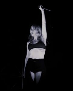 Ellie Goulding Instagram - ¡Gracias México por tan caluroso recibimiento! Se hizo larga la espera, pero mereció la pena. Agradecida con ustedes siempre y espero volver muy pronto. Arriba México lindo ❤️❤️❤️❤️