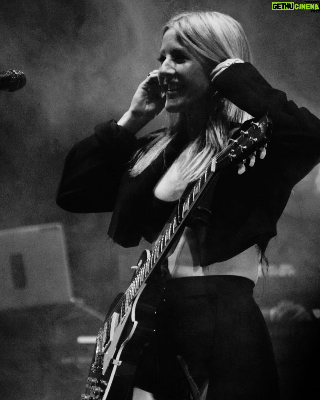 Ellie Goulding - 166K Likes - ¡Gracias México por tan caluroso recibimiento! Se hizo larga la espera, pero mereció la pena. Agradecida con ustedes siempre y espero volver muy pronto. Arriba México lindo ❤️❤️❤️❤️
