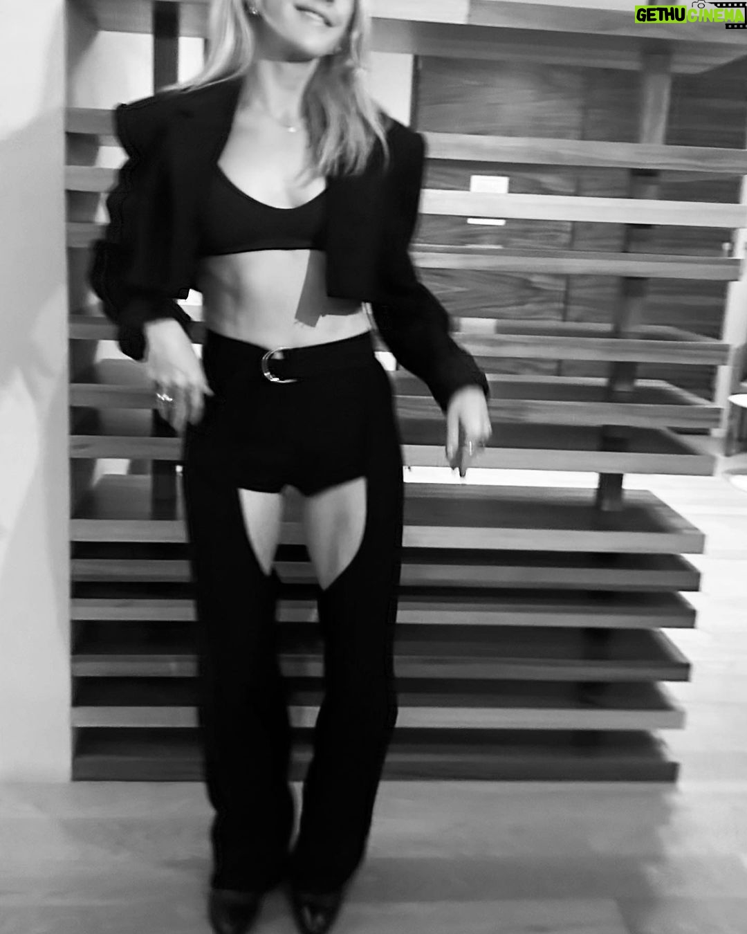 Ellie Goulding - 166K Likes - ¡Gracias México por tan caluroso recibimiento! Se hizo larga la espera, pero mereció la pena. Agradecida con ustedes siempre y espero volver muy pronto. Arriba México lindo ❤️❤️❤️❤️