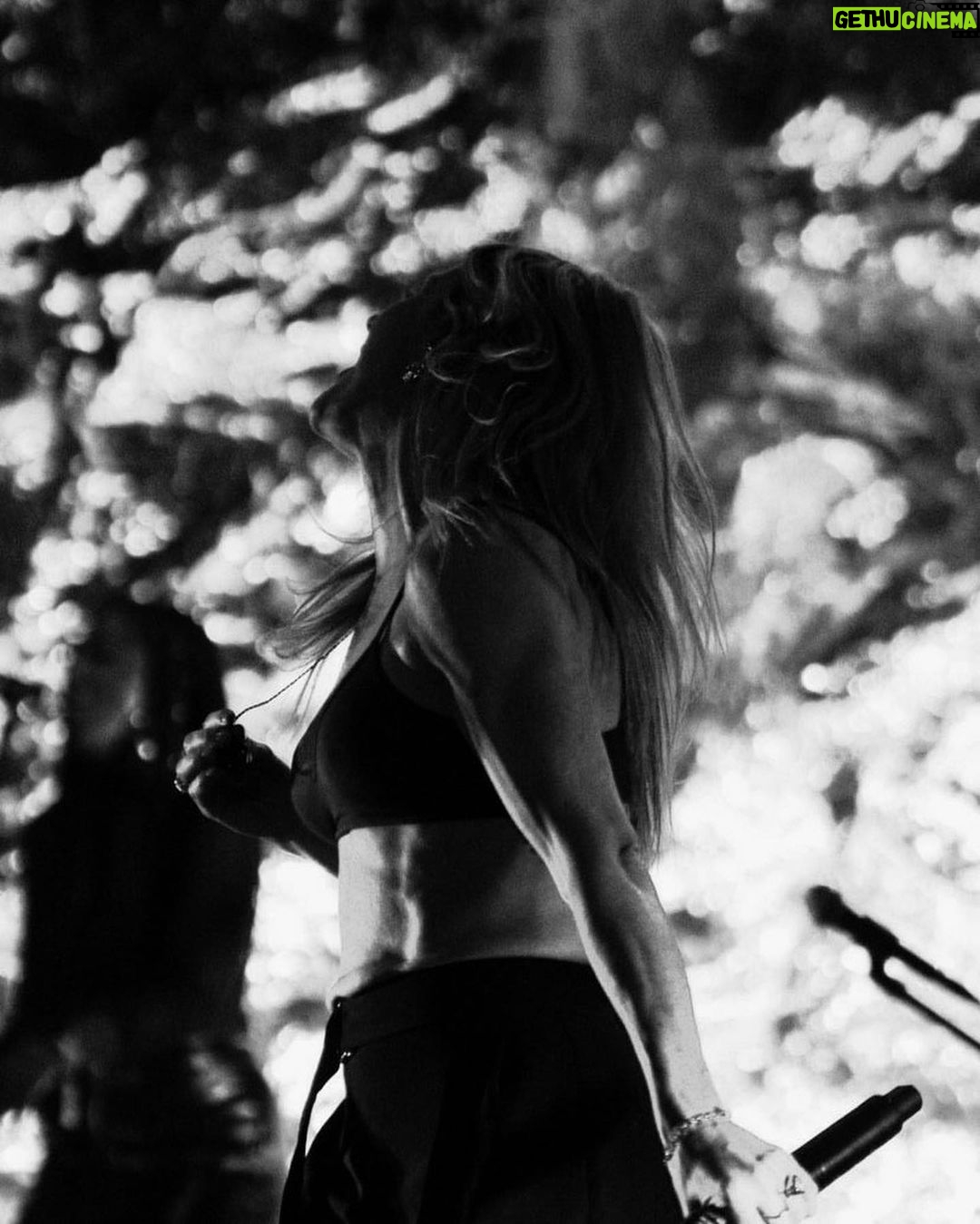 Ellie Goulding - 166K Likes - ¡Gracias México por tan caluroso recibimiento! Se hizo larga la espera, pero mereció la pena. Agradecida con ustedes siempre y espero volver muy pronto. Arriba México lindo ❤️❤️❤️❤️