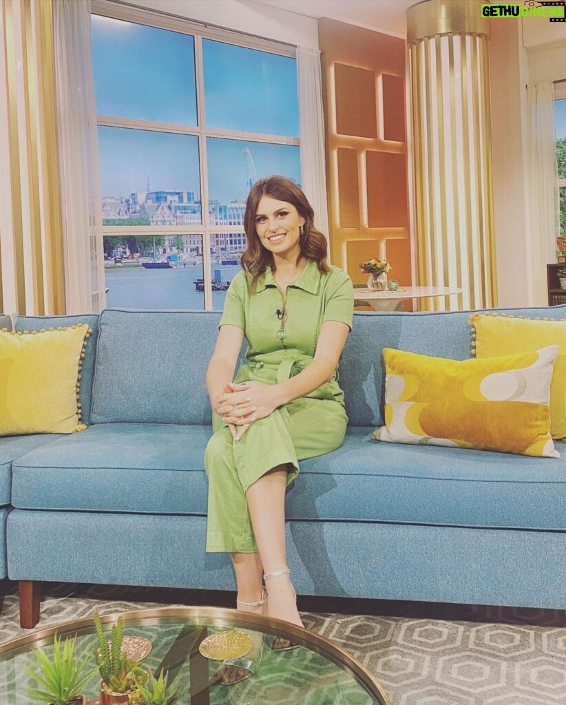 Ellie Taylor Instagram - Wasn’t sure how to tell my husband I’m leaving him to become part of a committed throuple but this seems like as good a way as any ❤️☀️ lovely to chat Phillip and Rochelle about “Let’s Make a Love Scene”, my new dating show which airs after Gogglebox on Friday on @channel4 This Morning