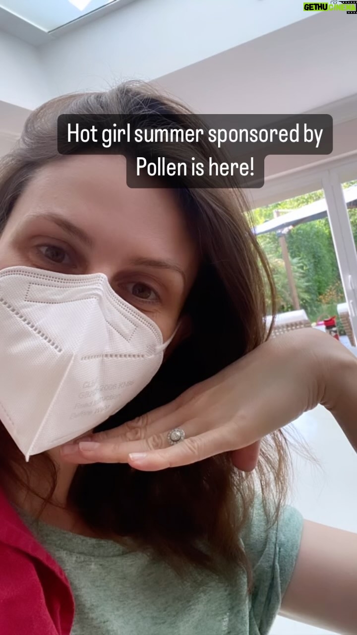 Ellie Taylor Instagram - I want to chop my face off but yay, Calippos! (Don’t need advice by the way just enjoy having a snotty moan - aware of the jab and the all the medications I can take etc. Solidarity to everyone else slowly experiencing death via grass)