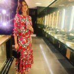 Ellie Taylor Instagram – Dressed all rosy to go to the British Book Awards. Delighted to present HRH @davinamccall and Dr Naomi Potter with Book of the Year for their amazing work, “Menopausing”.
Gorgeous to be in a room filled with fellow book geeks. The geeks shall inherit the earth (…once we’ve just finished this cuppa and the chapter we’re on…)
Beautiful frock lent to me from @queensofarchive. And how gorge is the hair? NORMALISE WOMEN IN THEIR LATE THIRTIES WEARING BOWS 🎀
MUA @gemmatylermua 🥰🥰🥰