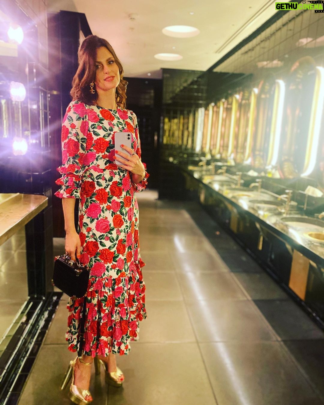 Ellie Taylor Instagram - Dressed all rosy to go to the British Book Awards. Delighted to present HRH @davinamccall and Dr Naomi Potter with Book of the Year for their amazing work, “Menopausing”. Gorgeous to be in a room filled with fellow book geeks. The geeks shall inherit the earth (…once we’ve just finished this cuppa and the chapter we’re on…) Beautiful frock lent to me from @queensofarchive. And how gorge is the hair? NORMALISE WOMEN IN THEIR LATE THIRTIES WEARING BOWS 🎀 MUA @gemmatylermua 🥰🥰🥰