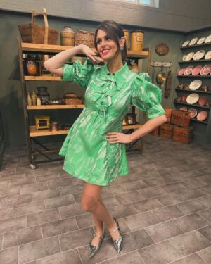 Ellie Taylor Instagram - She’s back to work and proving that being a new mum and looking glam is easy💫 💫 💫 

All you need is:
•a professional make up artist 
•multiple hours in a make up chair
•a shipping container of hair extensions 
•a stylist to source your outfit 
•a seamstress to tailor the outfit
•27x pairs of spanx to fit into the outfit 
•a bra engineered by a team of Nobel winning scientists held in place by steel and prayer.
•2568 photo attempts 
•700 million Instagram filters

Piece of piss mate *flicks fake ponytail* #relatable

•MUA @gemflossi 
•STYLING @tesswrightstylist