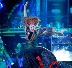 Ellie Taylor Instagram - Watching @bbcstrictly Halloween spesh and it’s a year today since my sister @johannesradebe and I topped the leaderboard, and my husband asked if I was wearing fake teeth. Reader - I was not. 🦷 🧙‍♀️ 🎃