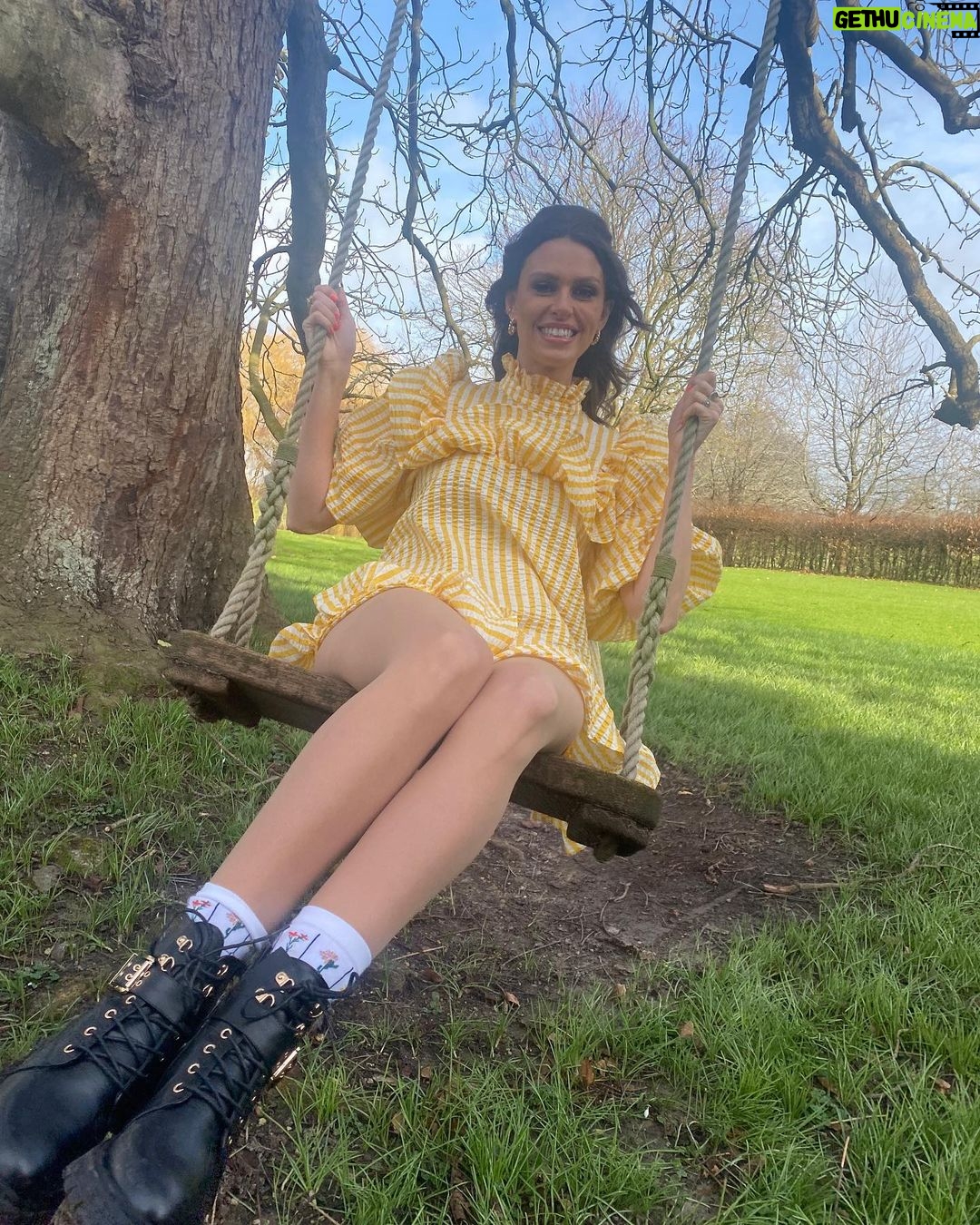 Ellie Taylor Instagram - Tonight is the final of Bake Off The Professionals! 8pm! Who do you reckon will edge it?? Wanted to give a big shout out to the people who get me looking TV ready so firstly @tesswrightstylist who styled all the brilliant bonkers outfits a girl could dream of. I love colour/patterns/dressing like a 7 year old 💕 🌈 And to @gemflossi who painted my face, twiddled my barnet and became camp counsellor to me and @liamcbakes thank you for turning a troll into a glam human and repairing my lipstick after my regular scoff sessions 🐷