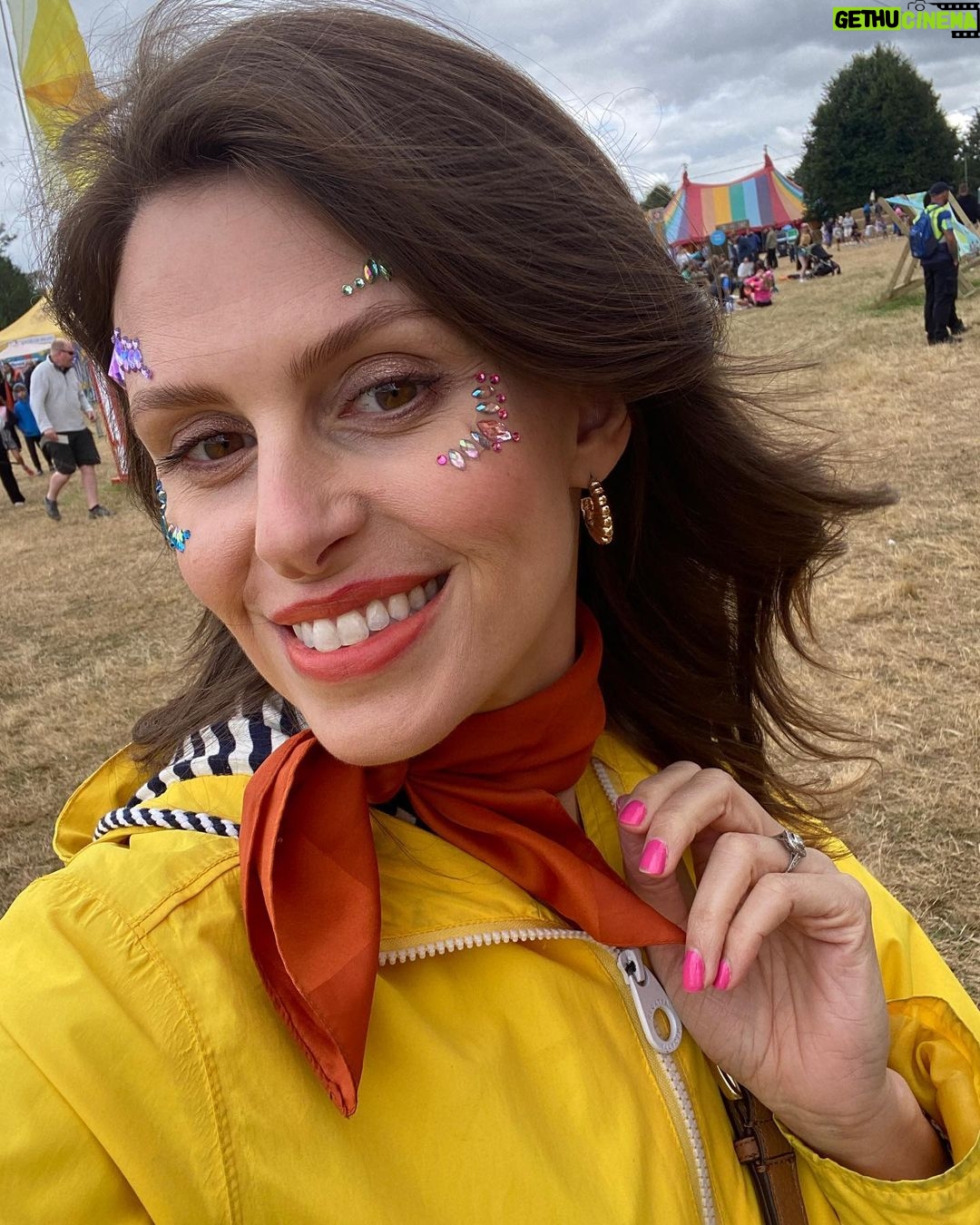 Ellie Taylor Instagram - Back from our first family festival foray @thebigfeastival! All of us had such an ace time and it was so brill for kidos. Highlights include ACTUAL JUSTIN FROM CBEEBIES WHO WAVED AT US, closely followed by Mel C (who for some reason my daughter insisted on referring to as ‘Tiramisu’) and naturally, HRH Rick Astley who was perfect for unleashing some unhinged mum dancing to. (Despite what the Rick video suggests, I hadn’t in fact broken in and scaled a fence - we were #gifted tickets and felt very lucky.) Now to sleep and convince my girl that three days is probbbbably long enough to keep the face gems on for… #bigfeastival The Big Feastival