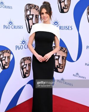 Ellie Taylor Instagram - Baby’s first BAFTA 💛
Swipe for generic posing followed by how I looked at the beginning of the day about to clean pigeon shit off the trampoline.

Make up @hannahmartinmakeup 
Styling @tesswrightstylist 
Dress @safiyaa_official 
Clutch @cultgaia 
Earrings @chanelofficial