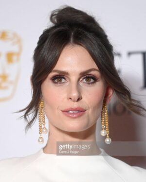 Ellie Taylor Instagram - Baby’s first BAFTA 💛
Swipe for generic posing followed by how I looked at the beginning of the day about to clean pigeon shit off the trampoline.

Make up @hannahmartinmakeup 
Styling @tesswrightstylist 
Dress @safiyaa_official 
Clutch @cultgaia 
Earrings @chanelofficial