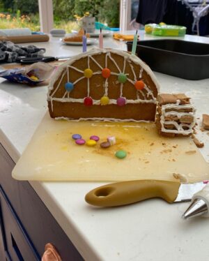 Ellie Taylor Instagram - G’day! Thanks for all your lovely messages about #GBBO last night. So glad you enjoyed the show. I love Sydders so much and it was an honour to build this iconic structure out of over-baked gingerbread held together by spit and panic.

Swipe to see my first attempt, and then swipe again to see my original idea which was the Opera House out of brandy snaps. Yeh. That’s why I changed to the bridge…

I had such a fun day practicing my bakes with my mum in my kitchen where we mostly laughed at the disasters we’d created. We got that special day because mum was fortunate enough to survive the cancer diagnosis she received 20 years ago. But not everyone’s mums do. Or dads, siblings or god forbid, children. So please donate, even just a couple of quid. 1 in 2 of us, baby. 1 in 2. Please donate at channel4.com/su2c

(And for those asking - my shirt is from H&M about 5 years ago, and as for my 💄 and 💅- no idea - profesh bakers like me have no time for such dets)