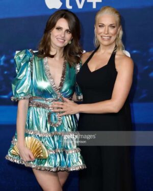 Ellie Taylor Instagram - What a treat to trot down the blue carpet to celebrate all things Ted Lasso season 3, while dressed as the green Quality Street.

Forever grateful to Jason and co for letting me be a part of this incredible, beautiful show, and even more grateful it bought @hannah_waddingham and her arms into my life💪💕

#believe #tedlasso @appletvplus 

💄 @jessica.ahn 
💁🏻‍♀️ @paulnortonhair 
👗 @celiabdesigner 
👠 @terrydehavilland 
💕Styled by @tesswrightstylist
