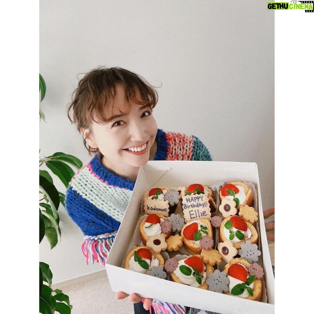 Ellie Toyota Instagram - 🦄 11年目に突入の @kodomoe 🚀 昨日は4月号の表紙撮影でした。 毎年、誕生日前後の撮影でお祝い（みんな儀式と呼んでいる😂）をしてくださる 大好きなスタッフのみなさま。 ケーキ、プレゼント、お花をありがとうございました。 幸せだ、、🥹💕 そして現在は、「パンどろぼう」のかわいい表紙が目印の コドモエ2月号が発売中🍞 私は「絵本とあそぼ！」大特集に登場しています。 絵本をさらに楽しめるアイディアがたっぷり♩ こちらもぜひチェックしてください🍀 @kodomoe #kodomoe #covershoot