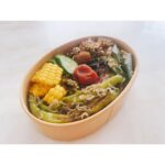 Ellie Toyota Instagram - 🥦🥕🍆🥒🫛🌽 『いつぞやは』 想像していたよりも身体を動かすので、 毎日しっかり3食お腹がすきます！笑 いや、動いてはいるけどさ、食べた分だけ消費しているのかどうか、、 は疑問。🫠 パンでもお米でも 上にいろいろのせて、 とにかく口の中に色んな味がするのが好き。 #オープンサンド #お弁当 #野菜もりもり