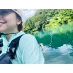 Ellie Toyota Instagram - 🌿 シス・カンパニー公演『いつぞやは』 毎日稽古に励んでいます！ この稽古期間がスタートする前に早めの夏を満喫しました。 ひとつ前に投稿した温泉旅館で一泊した翌日は、車で数十分の四万湖へ。 もうすっかりSUPの虜。 めーちゃくちゃ気持ち良い。 これまで断然海派だったけど、湖最高だな！そういえば初めて湖で遊んだから、知らなかった。 この四万湖が最高。 春と秋は“四万ブルー”って呼ばれるほど真っ青になるらしい🩵 今朝あげたReelの動画もこの時のものです。 水がひんやり冷たかったけど、一度飛び込んでしまえばそれも心地良かった。 ライフジャケットもしっかり着用して、 安全に楽しむのがなにより大事ですね🍀 3枚目の写真は、四万温泉街で食べた揚げまんじゅう。 おいしかったぁ🤤 四万温泉&四万湖の旅、また違う季節にも行ってみたい。 まだまだ暑い日が続きそうなので、 体調に気をつけながら夏を楽しみましょうね〜🫶🏻 #shimalake #SUP #四万湖 #湖sup #四万温泉 #群馬