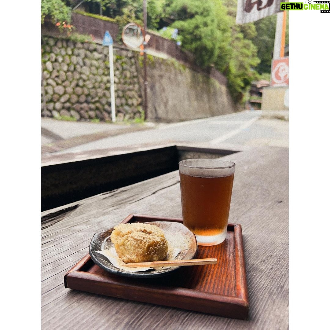 Ellie Toyota Instagram - 🌿 シス・カンパニー公演『いつぞやは』 毎日稽古に励んでいます! この稽古期間がスタートする前に早めの夏を満喫しました。 ひとつ前に投稿した温泉旅館で一泊した翌日は、車で数十分の四万湖へ。 もうすっかりSUPの虜。 めーちゃくちゃ気持ち良い。 これまで断然海派だったけど、湖最高だな!そういえば初めて湖で遊んだから、知らなかった。 この四万湖が最高。 春と秋は“四万ブルー”って呼ばれるほど真っ青になるらしい🩵 今朝あげたReelの動画もこの時のものです。 水がひんやり冷たかったけど、一度飛び込んでしまえばそれも心地良かった。 ライフジャケットもしっかり着用して、 安全に楽しむのがなにより大事ですね🍀 3枚目の写真は、四万温泉街で食べた揚げまんじゅう。 おいしかったぁ🤤 四万温泉&四万湖の旅、また違う季節にも行ってみたい。 まだまだ暑い日が続きそうなので、 体調に気をつけながら夏を楽しみましょうね〜🫶🏻 #shimalake #SUP #四万湖 #湖sup #四万温泉 #群馬