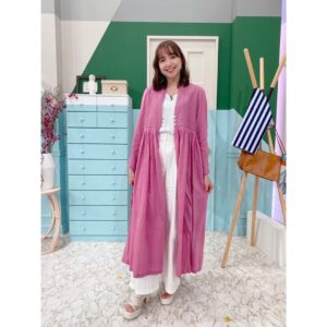 Ellie Toyota Instagram - 🦩
NHK『あさイチ』
ご覧いただきありがとうございました🥰

あさイチのスタジオはいつも朗らかであたたかく、
今回もずーっと笑っていました！楽しかった。
サンダルの選び方も勉強になったし、
陳健太郎さんの魚香茄子（麻婆茄子）も美味しくて美味しくて、
ご家族のエピソードも含めて泣きそうなほど美味しかったです。

写真3枚目、似顔絵うれしい！
ただもう溶けてるほど目が垂れてるのね🤣笑

衣装は、そういえばちょうどあさイチカラーだったね！と放送後に盛り上がりました😚

ガウンワンピース： @mala_kalanchoe_jp 
パンツ： @neuna_official 

@nhk_asaichi 
金曜日はジェーン・スーさんが出るんだ！見なくては🫶🏻