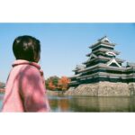 Ellie Toyota Instagram - 🎞️ ずっと前のフィルムがころんと出てきて はて、いつのかな、と現像すると 6年前に娘と松本へ行った時のものだった。 埋めたことすら忘れていたタイムカプセルみたい。 フィルムも現像代も高いけれど、 こういう不意打ちがたまにあるからやめられないんだなぁ。 写真2枚目、あの頃よくつばさちゃんの人形でリポーターごっこしてたんだ🥹 まだインスタ遡れば動画もあるはず。 These are photos of my daughter from six years ago, which I happened to come across last week when I took some old rolls of film to be developed. Although she has grown taller, the kindness and beauty of her heart haven’t changed since then💕 #filmphotography #6yearsago #daughtertookthelastone