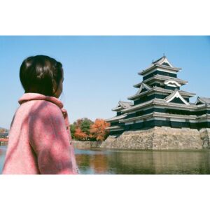 Ellie Toyota Instagram - 🎞️
ずっと前のフィルムがころんと出てきて
はて、いつのかな、と現像すると
6年前に娘と松本へ行った時のものだった。
埋めたことすら忘れていたタイムカプセルみたい。
フィルムも現像代も高いけれど、
こういう不意打ちがたまにあるからやめられないんだなぁ。

写真2枚目、あの頃よくつばさちゃんの人形でリポーターごっこしてたんだ🥹
まだインスタ遡れば動画もあるはず。

These are photos of my daughter from six years ago, which I happened to come across last week when I took some old rolls of film to be developed.
Although she has grown taller, the kindness and beauty of her heart haven’t changed since then💕

#filmphotography #6yearsago 
#daughtertookthelastone