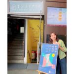Ellie Toyota Instagram - 🌞 （長いです） 22年ぶりに映画館でオトナ帝国の逆襲を観た。 12歳の時、この作品のあまりの面白さに感動したからこそ、大人になった今も映画館でクレしんを観続けているんだと思う。 そして目に飛び込んだ再上映というニュース。 まさか、また劇場でオトナ帝国を観られるなんて。 あれから何度も何度もDVDで観ているけれど、この機会を逃す手はない。 公開年を見ると、私が映画館でオトナ帝国を観たのは、今の娘とちょうど同い年ではないか！！！ なんて巡り合わせ。 そんな興奮状態のまま、意気揚々と座席に腰を下ろした。 よく知っている万博シーン、映画タイトルが出るだけでもいちいち胸が熱くなる。 しかしはじまってしばらくすると、私自身と映画の中の構造が完全にリンクしていることに気がついた。 満員の客席を見渡すと、かつて子供だったオトナばかり。 この映画館の中が、20世紀博そのものではないか！ ぞっとした。 私、しんちゃんを20世紀博に連れてきてるひろしとみさえ、そのものじゃん。 自分自身のノスタルジーに娘まで誘って。（娘もクレしん好きだけどね） 懐かしさの匂いこえー。 子供の頃は映画内で描かれるオトナたちが怖かったのに、 今の私は完全に過去の匂いを追いかけている側じゃないか、、 なに、このスクリーンは鏡？ 制作された方々も、まさか22年の時を越えて再上映するとは思っていなかっただろうけれど、 子供の頃の体験を、大人になってから追憶する甘美なひとときを、 それでも未来に向かって生きていくしかないということを、 子供向けの皮を被せたとんでもないクオリティで作品に落とし込んでいて、、 そして遂にはこの作品自体がノスタルジーの象徴のようになるとは。 ものすごい映画だ。 明日の夕方にもう一度だけ上映するそうなのでね、興味があればぜひ、と思います (新宿東口映画祭のラインナップとして、シネマカリテにて)。 この映画を大切に抱えてきた元子供たちほど、 あの“リアル20世紀博”感を味わえるはず。笑 あー、大傑作。 本当は拍手したかった。 でも私がひとりで拍手なんてしようものなら、思春期の娘から嫌われそうなので、 心の中でひっそりと拍手を送りましたよ。 と、こんなことを自分への戒めも込めて残しておきたくて、 長いけど書きました。 #新宿東口映画祭 #シネマカリテ #クレヨンしんちゃん #オトナ帝国の逆襲 ❤️‍🔥