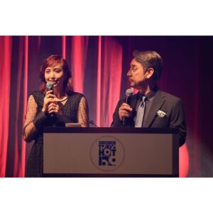 Ellie Toyota Instagram - 🏆
J-WAVE独自の音楽賞授賞式
『J-WAVE SAISON CARD TOKIO HOT 100 AWARD』に
プレゼンターとして出席させていただきました🎶
受賞者のみなさま、おめでとうございます！👏🏻

出番前にはALIさんのライブも観ることができ、
迫力ある生演奏のグルーヴ感と、
Billboard Live YOKOHAMAのシックな空間に酔いしれる
贅沢なひと時でした。

壇上ではMCのクリス・ペプラーさんが
とても話しやすい空気感を作ってくださって感謝です！

素敵な衣裳のブランドはこちら。
Dress : @emporioarmani 
Jewelry : @casuca_jewelry 💋

📸1.2.3：Photo by Kazuhiro Watanabe