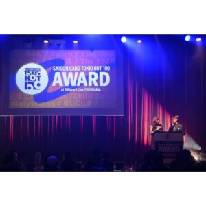 Ellie Toyota Instagram - 🏆
J-WAVE独自の音楽賞授賞式
『J-WAVE SAISON CARD TOKIO HOT 100 AWARD』に
プレゼンターとして出席させていただきました🎶
受賞者のみなさま、おめでとうございます！👏🏻

出番前にはALIさんのライブも観ることができ、
迫力ある生演奏のグルーヴ感と、
Billboard Live YOKOHAMAのシックな空間に酔いしれる
贅沢なひと時でした。

壇上ではMCのクリス・ペプラーさんが
とても話しやすい空気感を作ってくださって感謝です！

素敵な衣裳のブランドはこちら。
Dress : @emporioarmani 
Jewelry : @casuca_jewelry 💋

📸1.2.3：Photo by Kazuhiro Watanabe