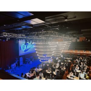 Ellie Toyota Instagram - 🏆
J-WAVE独自の音楽賞授賞式
『J-WAVE SAISON CARD TOKIO HOT 100 AWARD』に
プレゼンターとして出席させていただきました🎶
受賞者のみなさま、おめでとうございます！👏🏻

出番前にはALIさんのライブも観ることができ、
迫力ある生演奏のグルーヴ感と、
Billboard Live YOKOHAMAのシックな空間に酔いしれる
贅沢なひと時でした。

壇上ではMCのクリス・ペプラーさんが
とても話しやすい空気感を作ってくださって感謝です！

素敵な衣裳のブランドはこちら。
Dress : @emporioarmani 
Jewelry : @casuca_jewelry 💋

📸1.2.3：Photo by Kazuhiro Watanabe