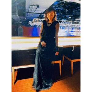 Ellie Toyota Instagram - 🏆
J-WAVE独自の音楽賞授賞式
『J-WAVE SAISON CARD TOKIO HOT 100 AWARD』に
プレゼンターとして出席させていただきました🎶
受賞者のみなさま、おめでとうございます！👏🏻

出番前にはALIさんのライブも観ることができ、
迫力ある生演奏のグルーヴ感と、
Billboard Live YOKOHAMAのシックな空間に酔いしれる
贅沢なひと時でした。

壇上ではMCのクリス・ペプラーさんが
とても話しやすい空気感を作ってくださって感謝です！

素敵な衣裳のブランドはこちら。
Dress : @emporioarmani 
Jewelry : @casuca_jewelry 💋

📸1.2.3：Photo by Kazuhiro Watanabe