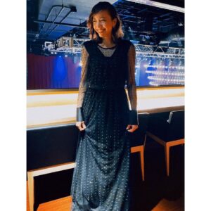 Ellie Toyota Instagram - 🏆
J-WAVE独自の音楽賞授賞式
『J-WAVE SAISON CARD TOKIO HOT 100 AWARD』に
プレゼンターとして出席させていただきました🎶
受賞者のみなさま、おめでとうございます！👏🏻

出番前にはALIさんのライブも観ることができ、
迫力ある生演奏のグルーヴ感と、
Billboard Live YOKOHAMAのシックな空間に酔いしれる
贅沢なひと時でした。

壇上ではMCのクリス・ペプラーさんが
とても話しやすい空気感を作ってくださって感謝です！

素敵な衣裳のブランドはこちら。
Dress : @emporioarmani 
Jewelry : @casuca_jewelry 💋

📸1.2.3：Photo by Kazuhiro Watanabe