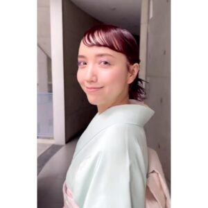 Ellie Toyota Instagram - 🌸 桜の季節がまた巡り、 身長は35cm伸びて、 答えがひとつだからと算数が好きで、 時折見せる不機嫌な表情までも かわいくてかわいくて。 ずっと先だと思っていた遠い未来の中にいるような、 ふわふわと不思議な気持ちのまま、 卒業式はおわった。 それまでのひと月、ずっと寂しくて（娘よりも私が）、 なにか理由を見つけては学校へ出向いた。 娘は学校も先生も友達も大好きで、 楽しく通っている彼女を見ていたら、 私自身の幼少の記憶も笑顔で上書きされていくように感じられた。 そんな気持ちを与えてくれた小学校には感謝しかない。 ここで学んだ６年間があるから、 娘はこれからも自分を大切にして、 自分の考えを持って生きていける、そう思えます。 毎日残さずにお弁当を食べてくれてありがとうね。 卒業おめでとう。 💐 当日はantiでヘアメイクと着付け。 お着物はふたりとも七五三以来で、心が躍りました。 @yuka_anti @rittakatan___ @iammayusato ありがとうございました🕊️